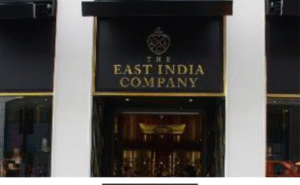 கிழக்கிந்திய கம்பெனி வரலாற்று சின்னம் மற்றும் லண்டனில் மறுதொடக்கம் செய்யப்பட்ட கடை.