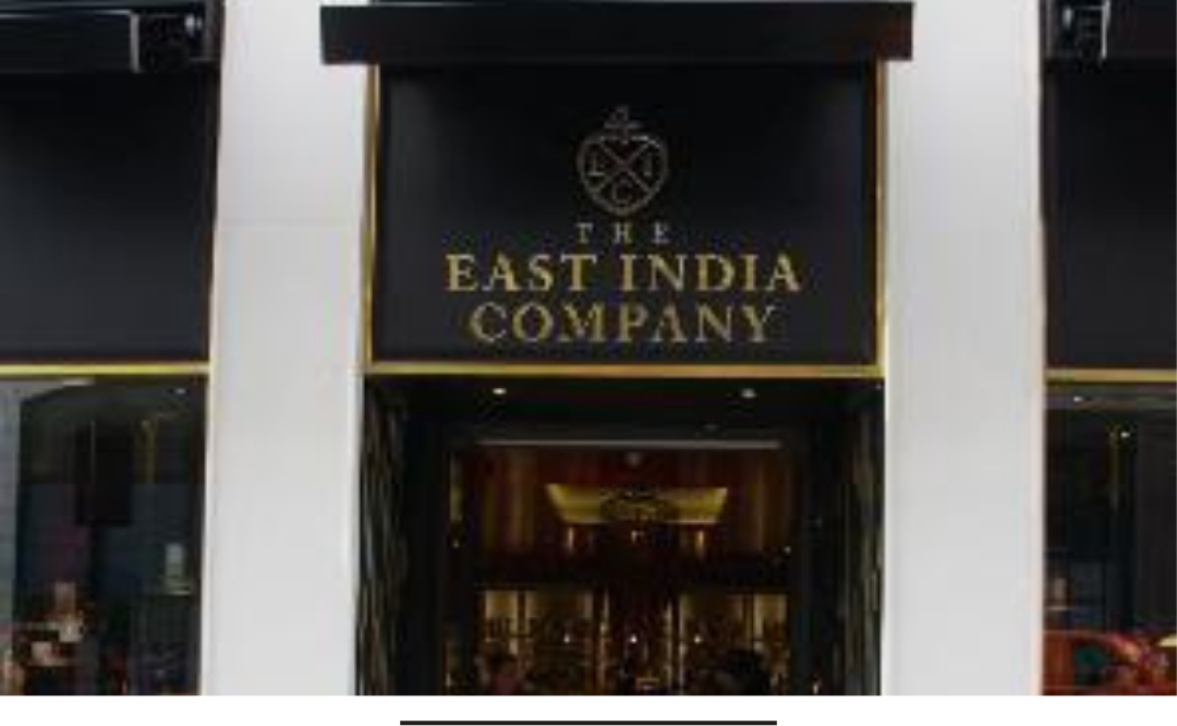 கிழக்கிந்திய கம்பெனி வரலாற்று சின்னம் மற்றும் லண்டனில் மறுதொடக்கம் செய்யப்பட்ட கடை.