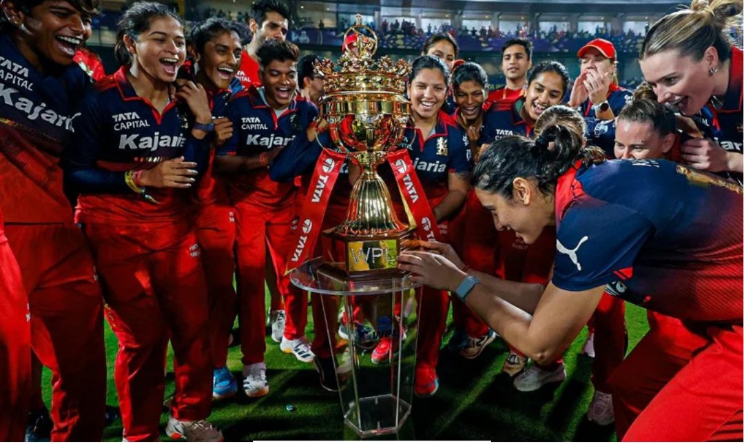 WPL 2026 இறுதிப்போட்டியில் ராயல் சேலஞ்சர்ஸ் பெங்களூரு மகளிர் அணி வெற்றியை கொண்டாடுகிறது — டெல்லி கேபிடல்ஸ் அணியை வீழ்த்தி இரண்டாவது சாம்பியன் பட்டம் வென்ற தருணம்.