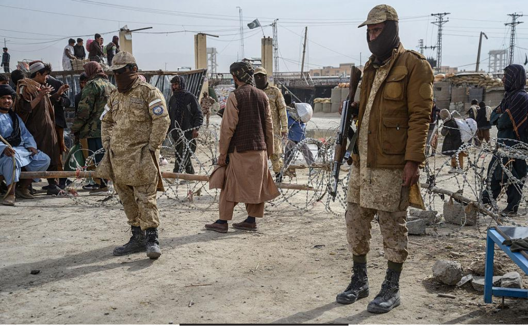 ஆப்கானிஸ்தான்–பாகிஸ்தான் டியூரண்ட் கோடு எல்லைப் பகுதியில் பாதுகாப்பு படைகள்.