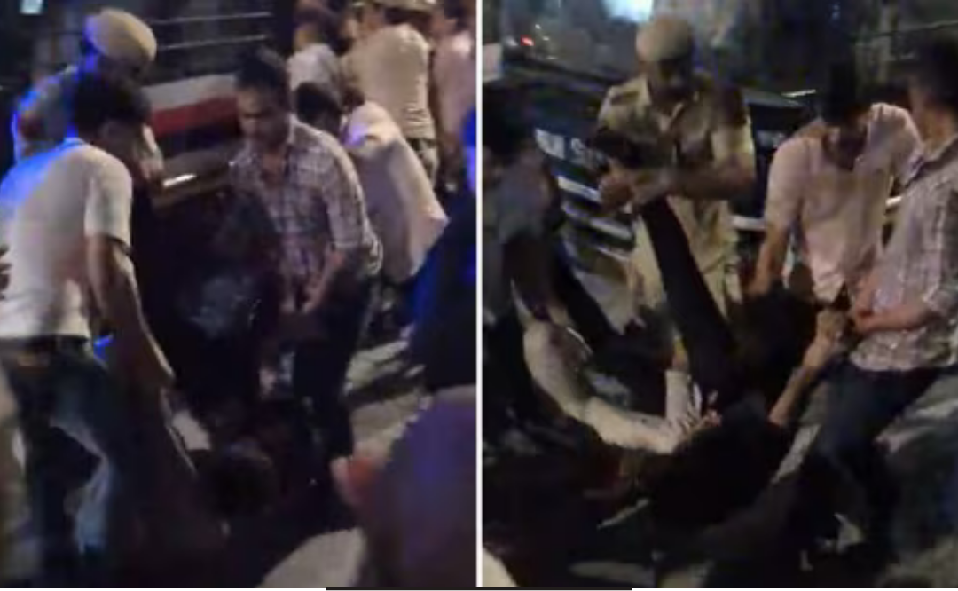 டில்லியில் ஜேஎன்யு மாணவர்கள் மற்றும் போலீசார் இடையே ஏற்பட்ட மோதல் காட்சி.