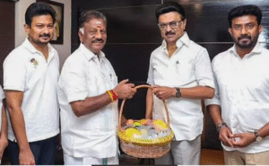 ஓபிஎஸ் மற்றும் ஆதரவாளர்கள் அரசியல் கூட்டத்தில் பங்கேற்கும் காட்சி.