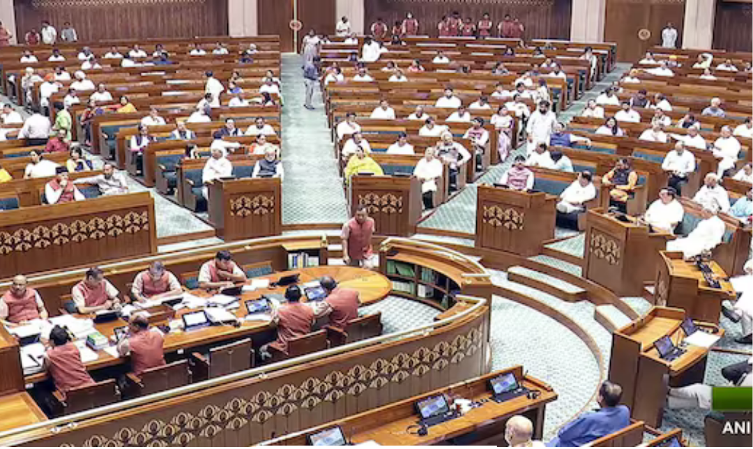 மக்களவையில் எதிர்க்கட்சித் எம்பிக்கள் முழக்கத்தில் சபை அமர்வு முடங்கிய காட்சி