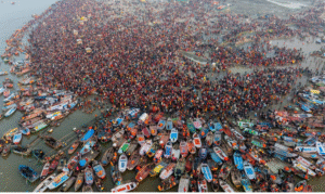 மகர பவுர்ணமியன்று பிரயாக்ராஜ் திரிவேணி சங்கமத்தில் புனித நீராடும் பக்தர்கள்