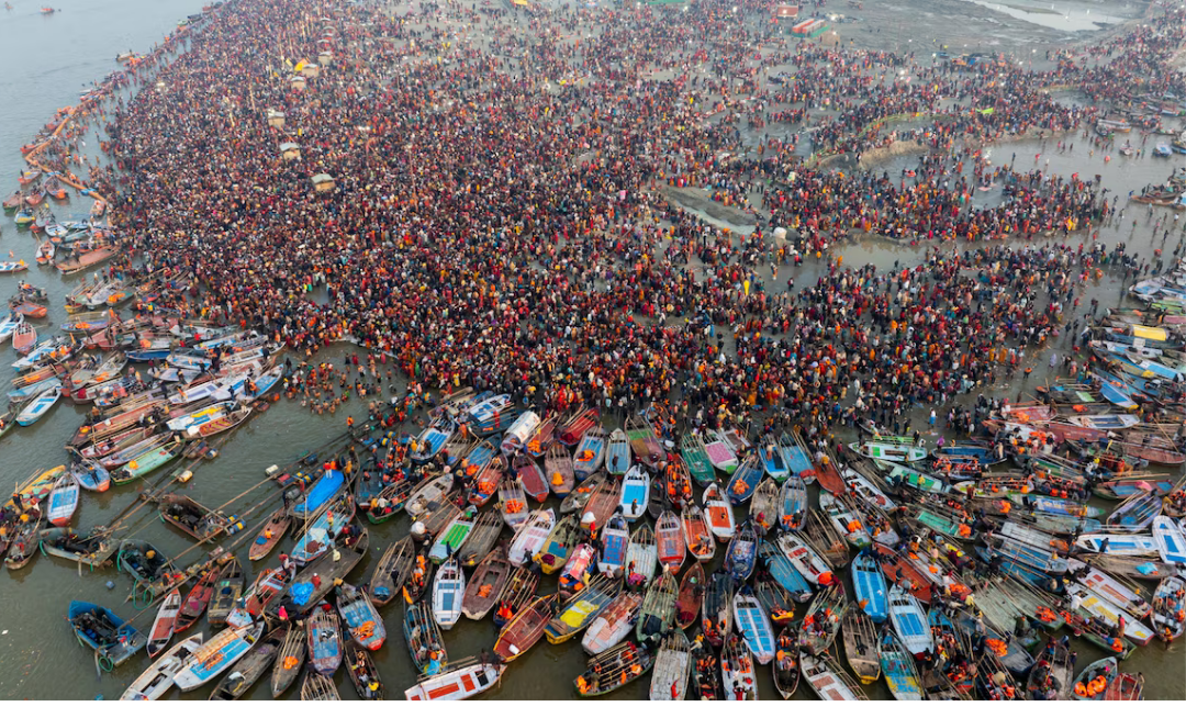 மகர பவுர்ணமியன்று பிரயாக்ராஜ் திரிவேணி சங்கமத்தில் புனித நீராடும் பக்தர்கள்