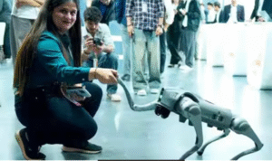 இந்தியா ஏஐ கண்காட்சியில் காட்சிப்படுத்தப்பட்ட ரோபோ நாய்