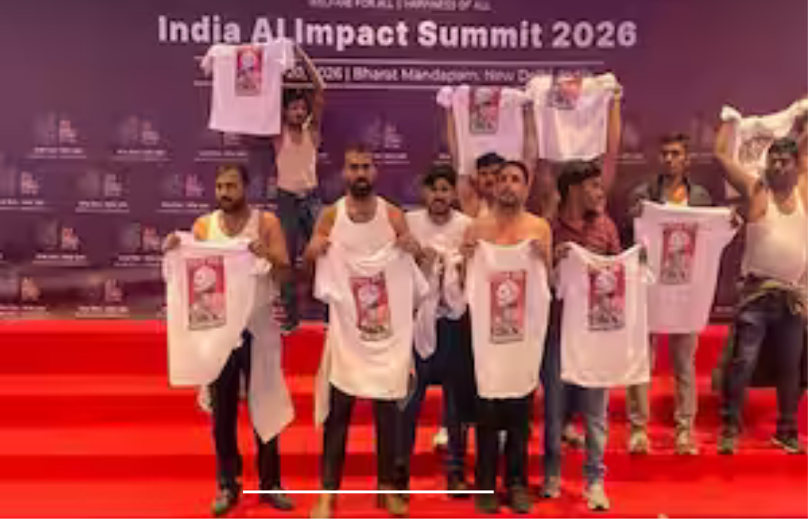 டில்லி பாரத் மண்டபத்தில் நடைபெற்ற ஏஐ மாநாட்டின் போது திடீர் போராட்டத்தில் ஈடுபட்ட இளைஞர் காங்கிரஸ் உறுப்பினர்கள்; சம்பவ இடத்தில் போலீஸ் நடவடிக்கை.