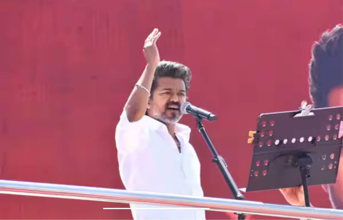 தமிழக அரசை விமர்சித்து, நகராட்சித் துறை ஊழல் விவகாரம் குறித்து அறிக்கை வெளியிட்ட விஜய் தொடர்பான செய்தி காட்சி.