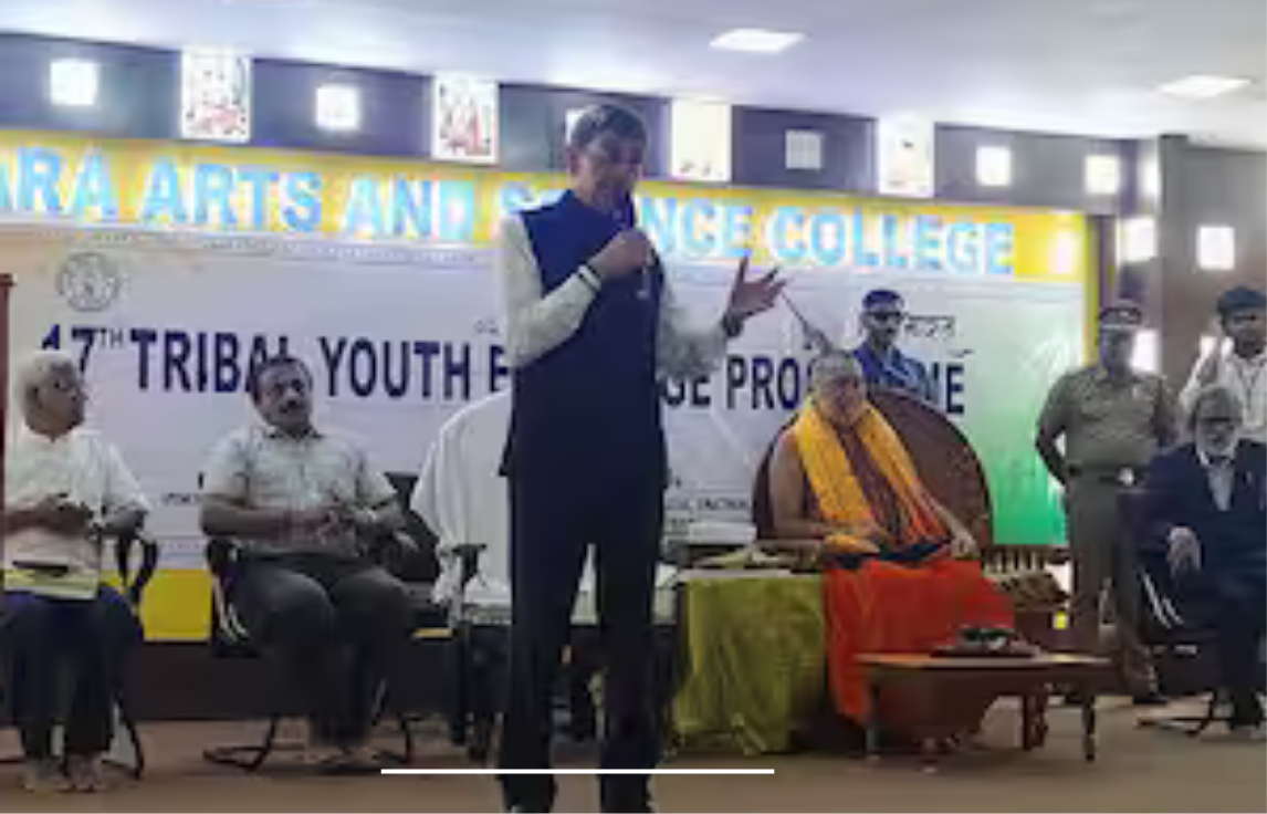 காஞ்சிபுரம் இளைஞர் பரிமாற்ற விழாவில் பழங்குடியின மாணவர்களை சந்தித்து உரையாற்றும் தமிழக கவர்னர் ரவி.