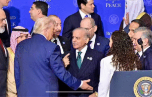 அமெரிக்காவில் நடந்த சர்வதேச நிகழ்வில் தலைவர்கள் குழு புகைப்படத்திற்காக நிற்கும் தருணம்.