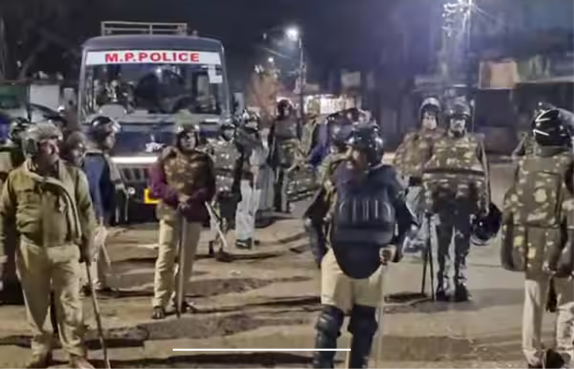 மோதல் ஏற்பட்ட பகுதிகளில் பாதுகாப்பு பணியில் ஈடுபட்டுள்ள போலீசார்.