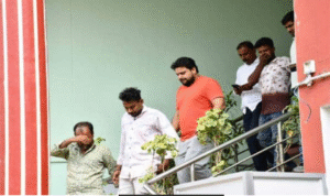 பயங்கரவாத ஆதரவு பதிவுகள் தொடர்பாக திருப்பூரில் டில்லி போலீசார் கைது நடவடிக்கை மேற்கொள்ளும் காட்சி.