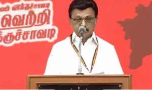 மதுரையில் நடைபெற்ற திமுக தென் மண்டல மாநாட்டில் உரையாற்றும் முதல்வர் ஸ்டாலின், மேடையில் நிர்வாகிகள் மற்றும் பெரும் திரள்.