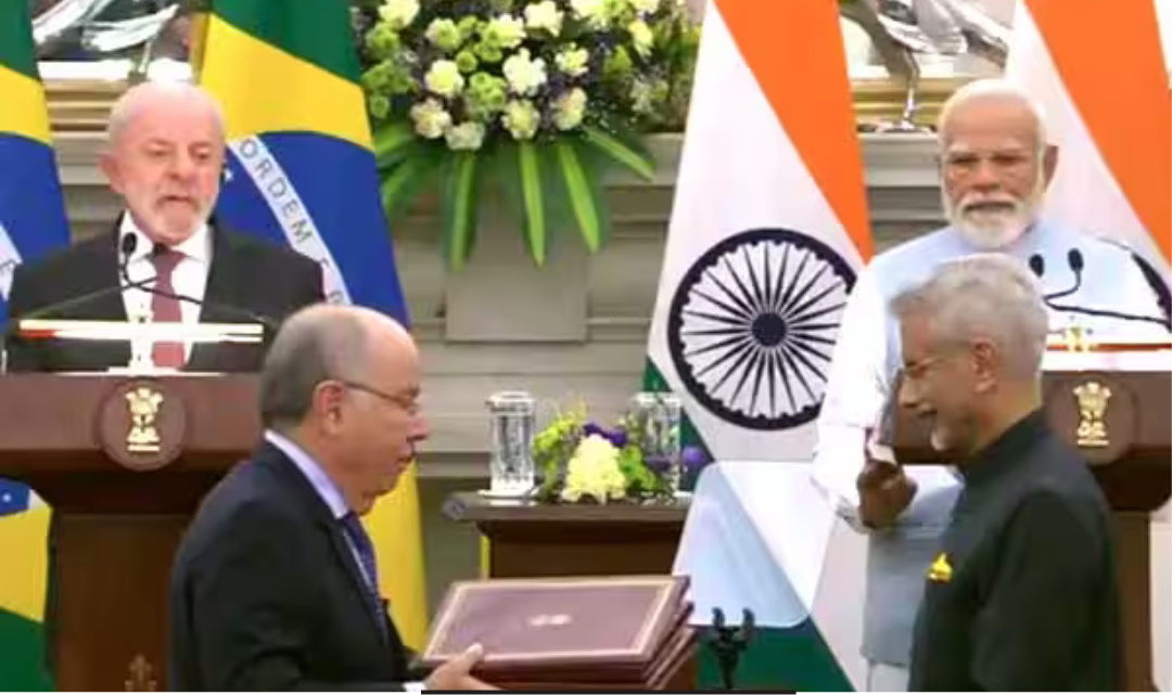 இந்தியா–பிரேசில் இருதரப்பு பேச்சுவார்த்தையில் மோடி மற்றும் லுலா டா சில்வா கைகுலுக்கும் காட்சி.