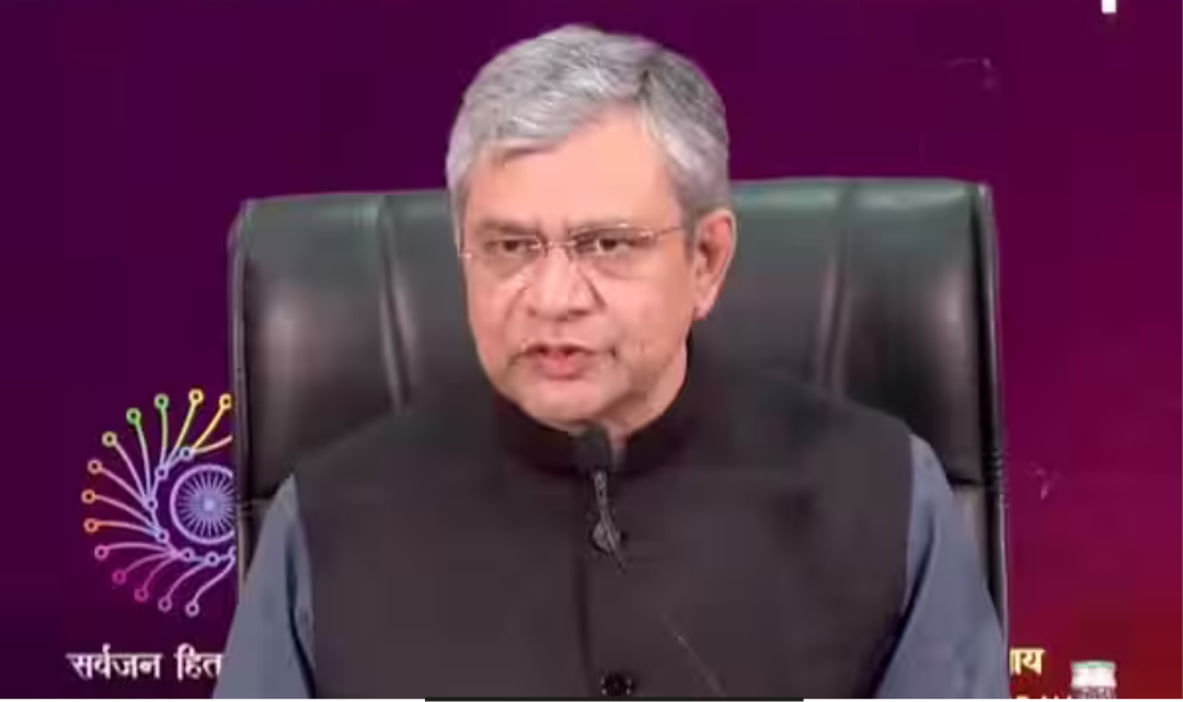 ஏஐ உச்சி மாநாட்டின் நிறைவு விழாவில் அஸ்வினி வைஷ்ணவ் உரையாற்றும் காட்சி.