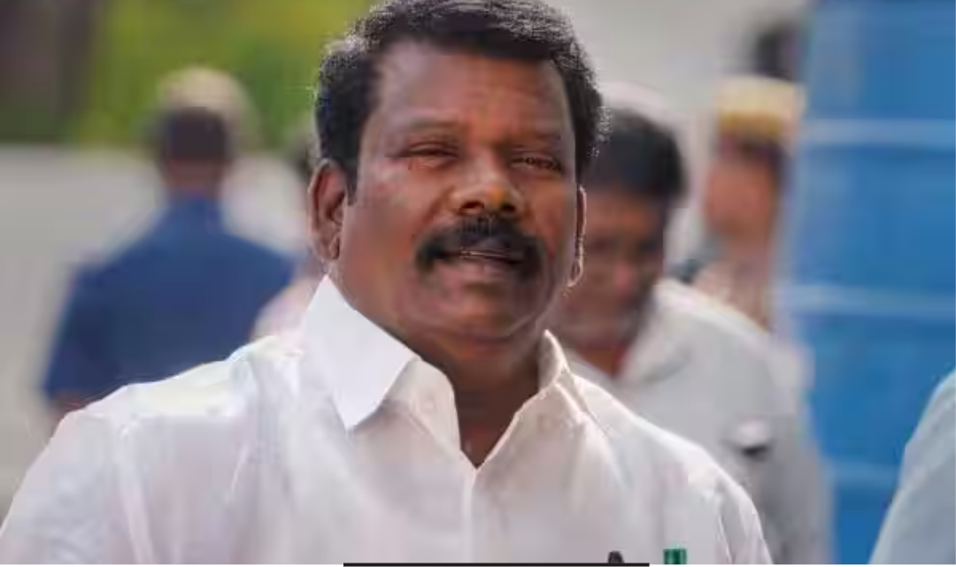 செல்வப்பெருந்தகை செய்தியாளர்களிடம் பேட்டி அளிக்கும் கோப்பு படம்.