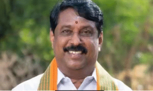 திருச்சி ரயில் நிலையத்தில் செய்தியாளர்களிடம் பேசிய நயினார் நாகேந்திரன் கோப்பு படம்.