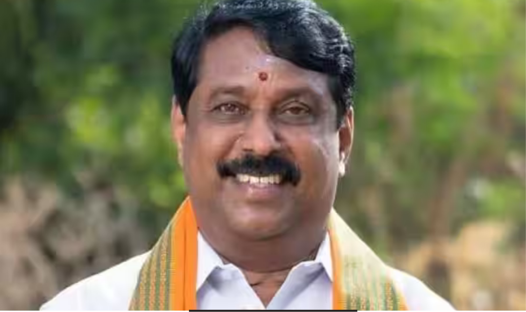 திருச்சி ரயில் நிலையத்தில் செய்தியாளர்களிடம் பேசிய நயினார் நாகேந்திரன் கோப்பு படம்.