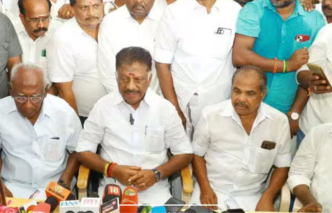 போடியில் நிருபர்களிடம் பேட்டி அளிக்கும் ஓ. பன்னீர்செல்வம் காட்சி