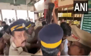 கண்ணூர் ரயில் நிலையத்தில் நடந்த போராட்டம் மற்றும் அமைச்சர் வீணா ஜார்ஜ் சம்பவம் தொடர்பான காட்சி