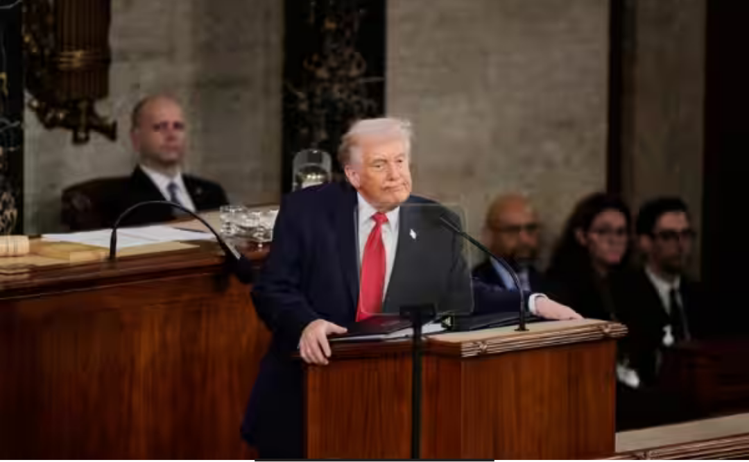 பார்லிமென்டில் உரையாற்றும் அதிபர் டிரம்ப் மற்றும் அமெரிக்காவில் இயங்கும் வணிக லாரி காட்சி