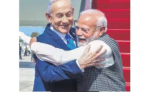 பென் குரியான் விமான நிலையத்தில் பிரதமர் மோடியை ஆரத்தழுவி வரவேற்கும் நெதன்யாகு மற்றும் மூவர்ண ஒளியில் ஜொலிக்கும் நெசெட் பார்லிமென்ட் காட்சி