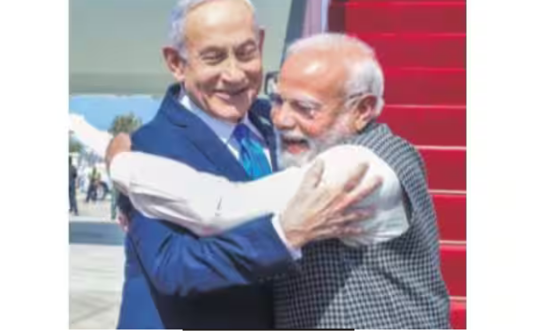 பென் குரியான் விமான நிலையத்தில் பிரதமர் மோடியை ஆரத்தழுவி வரவேற்கும் நெதன்யாகு மற்றும் மூவர்ண ஒளியில் ஜொலிக்கும் நெசெட் பார்லிமென்ட் காட்சி