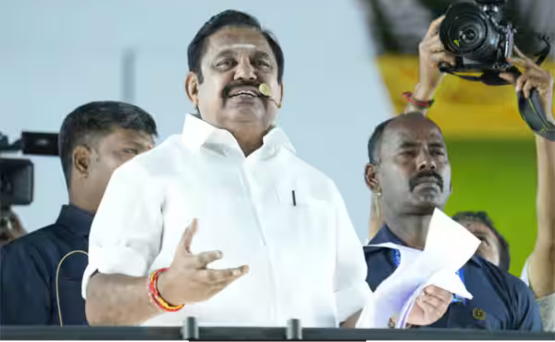 சென்னை மதுரவாயலில் நடைபெற்ற தேர்தல் பிரசாரக் கூட்டத்தில் உரையாற்றும் பழனிசாமி காட்சி.