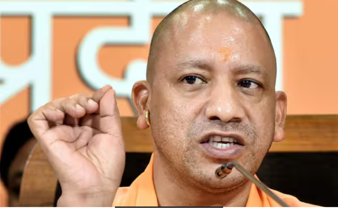 ஜப்பான் பயணத்தின் போது நிறுவன அதிகாரிகளுடன் சந்தித்து ஒப்பந்தத்தில் கையெழுத்திடும் உத்தர பிரதேச முதல்வர் யோகி ஆதித்யநாத் காட்சி.