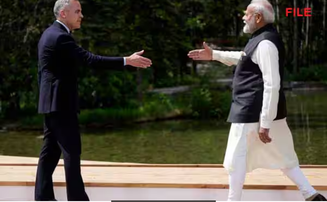 கனடா பிரதமர் மார்க் கார்னி மற்றும் இந்தியா–கனடா தேசியக் கொடிகள் இணைந்த காட்சி.