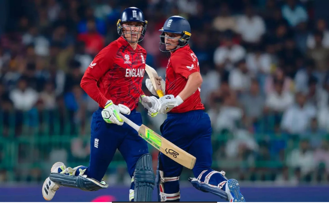 கொழும்புவில் நடந்த டி20 உலகக் கோப்பை போட்டியில் வெற்றியை கொண்டாடும் இங்கிலாந்து வீரர்கள் மற்றும் பேட்டிங் செய்யும் நியூசிலாந்து வீரர்.