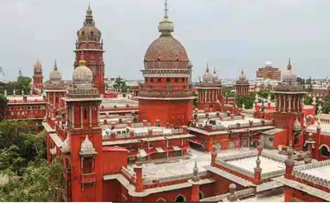 சென்னை உயர்நீதிமன்ற கட்டிடம் மற்றும் நீதிமன்ற நடவடிக்கையை குறிக்கும் சின்னம்.