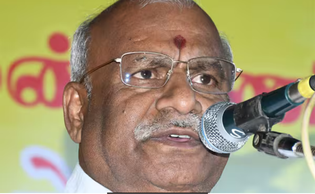 திருப்பரங்குன்றம் மலையைச் சுற்றி கிரிவலம் செல்லும் பக்தர்கள் மற்றும் முருகன் கோயில் காட்சி.