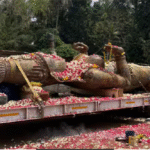 51 அடி உயர ஐம்பொன் ஆதிபராசக்தி அம்மன் சிலை லாரியில் சேலத்திற்கு கொண்டு செல்லப்படும் காட்சி.