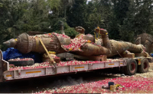 51 அடி உயர ஐம்பொன் ஆதிபராசக்தி அம்மன் சிலை லாரியில் சேலத்திற்கு கொண்டு செல்லப்படும் காட்சி.