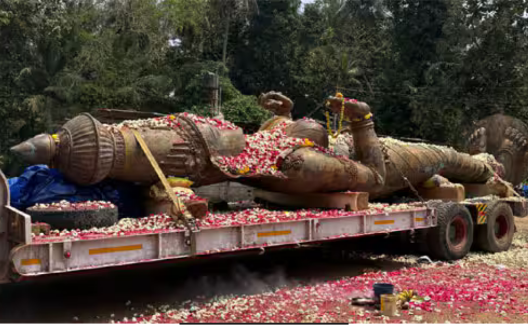 51 அடி உயர ஐம்பொன் ஆதிபராசக்தி அம்மன் சிலை லாரியில் சேலத்திற்கு கொண்டு செல்லப்படும் காட்சி.