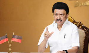 மு.க. ஸ்டாலின் பேசுகிறாராக காணப்படும் நிழற்படம்