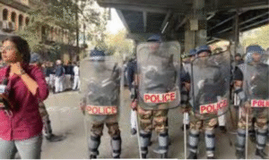 முஹம்மத் யூனுஸ் வீட்டின் வெளியில் போராட்டத்தில் ஈடுபட்ட மக்கள்