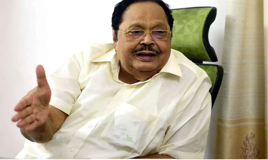 துரைமுருகன் பொதுமக்களிடம் பேசுகிறார்