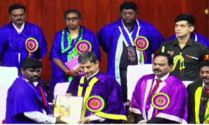 அண்ணாமலை பல்கலையில் முதல்வர் ஸ்டாலின் படத்துடன் பட்டம் பெற்ற மாணவர்