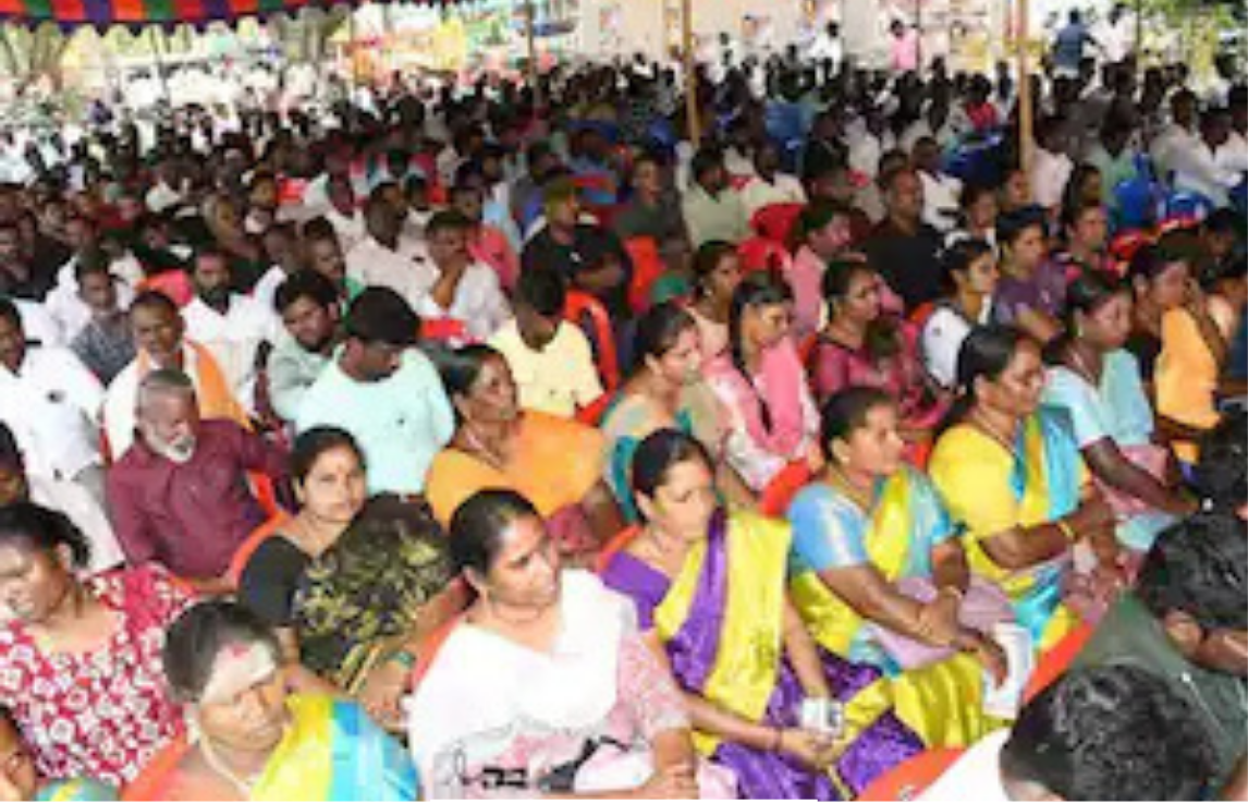 திருநெல்வேலி மாவட்டத்தில் சர்ச் கட்டுமான விவகாரத்தை எதிர்த்து மக்கள் போராட்டத்தில் ஈடுபடும் காட்சி.