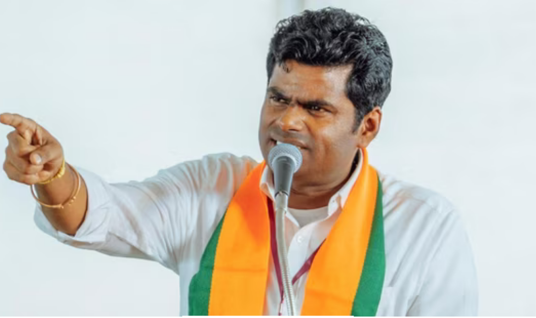 அண்ணாமலை பத்திரிக்கையாளர்களிடம் பேசுவதற்கான காட்சி — திமுக அரசின் நடவடிக்கைகளை விமர்சிக்கிறார்