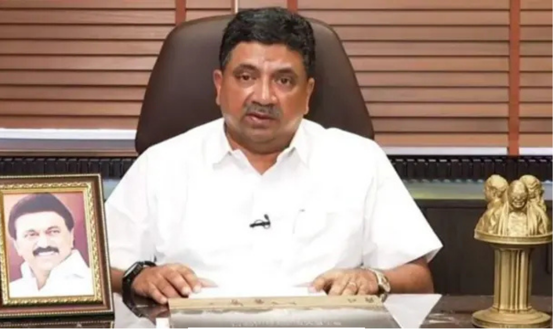 மதுரையில் கைது செய்யப்பட்ட அதிகாரிகள் மற்றும் நிர்வாகிகள் சம்பவத்தின் போது போலீஸ் வைத்திருக்கும் காட்சி