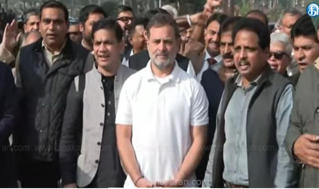 லோக்சபா அமளியை தொடர்ந்து 8 எம்பிக்கள் சஸ்பெண்ட் செய்யப்பட்ட காட்சி