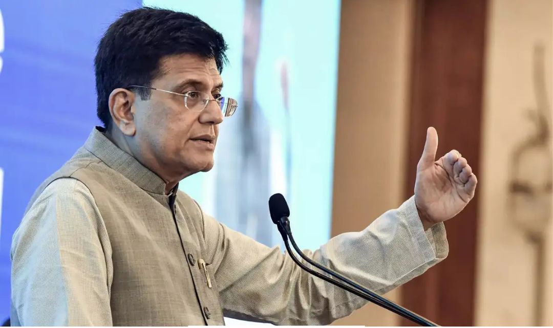 பியுஷ் கோயல் செய்தியாளர்களிடம் அமெரிக்காவில் இந்திய பொருட்களுக்கு zero reciprocal tariff திட்டத்தை விளக்குகிறார்.