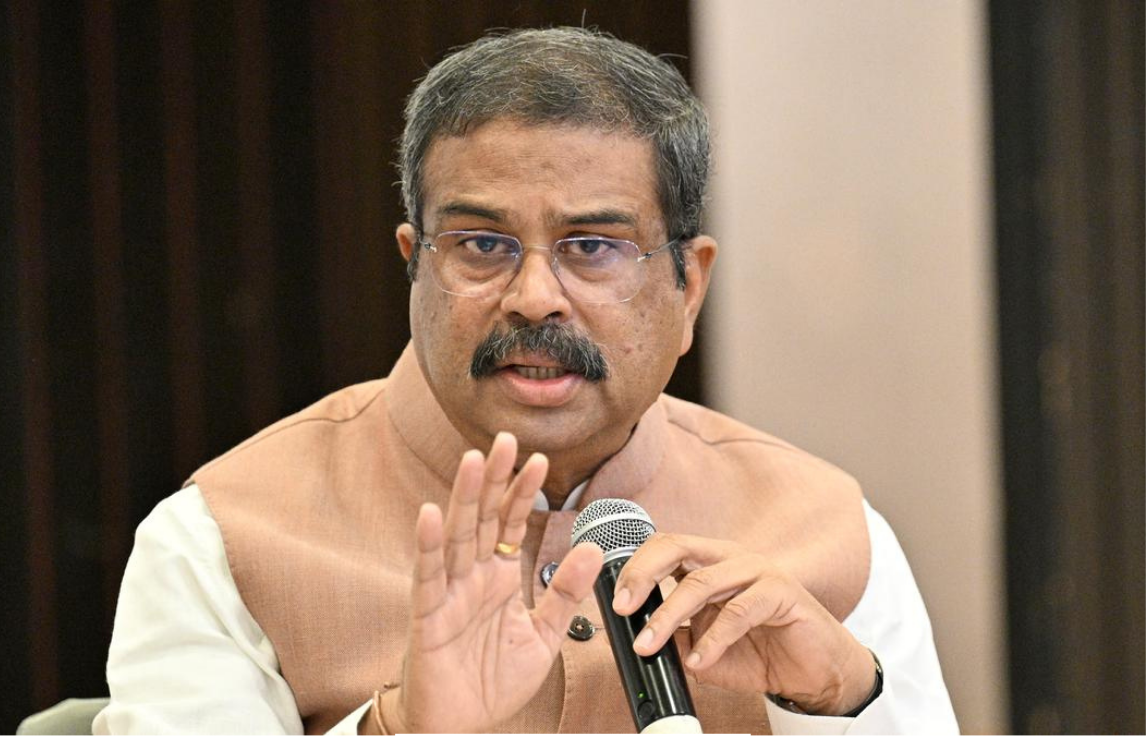 நீதித்துறை பாடம் தொடர்பான சர்ச்சை குறித்து உரையாற்றும் மத்திய கல்வித்துறை அமைச்சர் தர்மேந்திர பிரதான்.