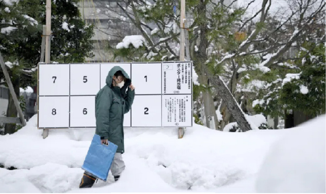 ஜப்பானில் அமோரி மாகாணத்தில் 14 அடி உயரம் வரை குவிந்த பனி