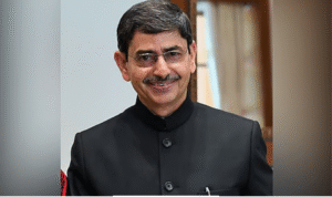 மாணவர்களுடன் கவர்னர் ரவி பாராட்டு விழாவில் பேசும் காட்சி