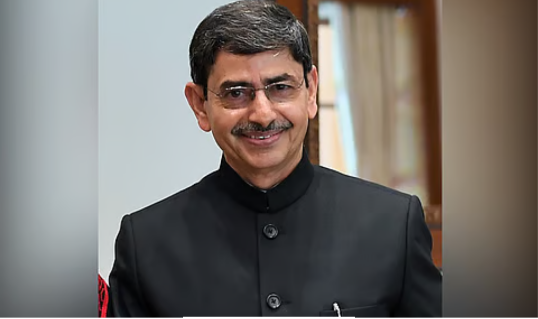 மாணவர்களுடன் கவர்னர் ரவி பாராட்டு விழாவில் பேசும் காட்சி