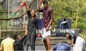 கேரள சட்டசபையில் சபரிமலை தங்கம் கொள்ளை வழக்கை கண்டித்து காங்கிரஸ் எம்.எல்.ஏ.க்கள் போராட்டம்